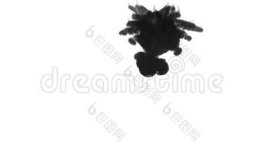 黑色墨水在白色背景上溶解在水中，用Luma哑光。 3d渲染V14
